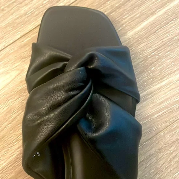 Banana Republic size 6 black sandal - Picture 2 of 4